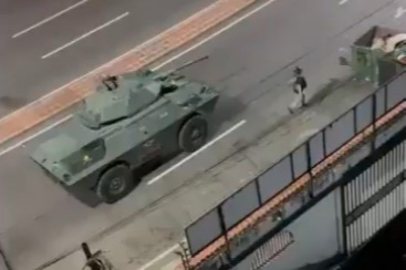 POSLEDNJI MINUTI PRED HAPŠENJE Oklopna vozila ispred Madurove rezidencije (VIDEO)